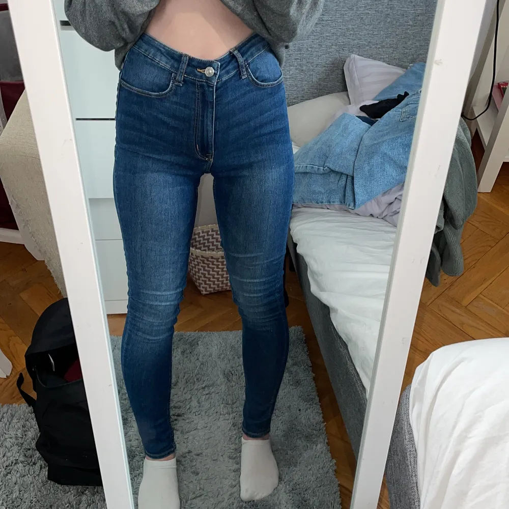 Säljer dessa super snygga blåa jeansen som är köpta den hm, dom sitter super bra på mig och jag är 162cm lång. Säljer de för att de inte kommer till användning tyvärr😕🤍Storlek XS/34🥰. Jeans & Byxor.