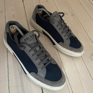 Prada sneakers - Äkta Prada sneakers. Storlek 41. Använd en gång.nypris 4500kr. Kvitto och kartong finns 