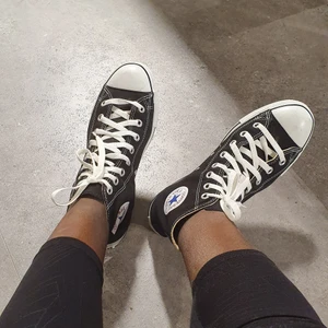 Åkt svart unisex converse  - Säljer min söt och vintage all star converse som passar mycket till alla årstider.  Jag användade de 2 dager och Säljer de eftersom de är stor på mig och passar 40_41:.säljer dem med bra bud och bud ligger från 600kr med serious köpare. Finns fler bilder 