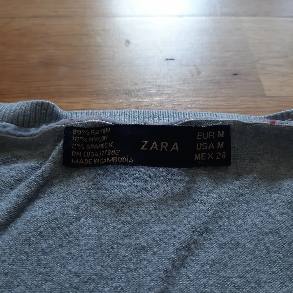 Zara classic V shape. Perfect state. Stickat.