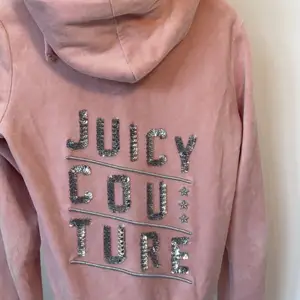 En jätte fin ljus rosa Jucy Couture tröja med fina silver detaljer💘Passar perfekt till sommaren💘Ny pris minst 1000kr, jag säljer för 300💘