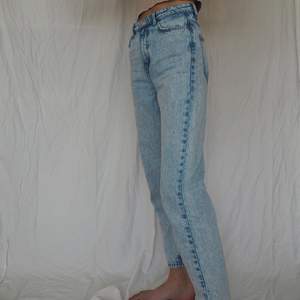 Storlek 34🌞 stentvättade jeans med mom passform. Säljer pga att det inte passar min kroppstyp. Vid köp skickar jag ditt nya plagg samma dag. 