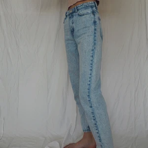 Ginatricot Mom-jeans - Storlek 34🌞 stentvättade jeans med mom passform. Säljer pga att det inte passar min kroppstyp. Vid köp skickar jag ditt nya plagg samma dag. 