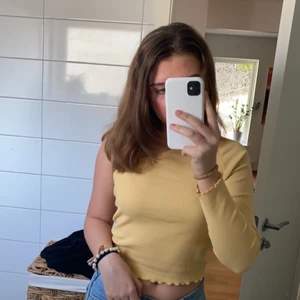 Gina tricot storlek M - Jätte fin gul tröja, använt några gånger men säljer den för att den är för stor💕