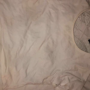 Topp - Vit topp med mönster på ryggen från bikbok