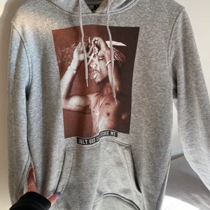 2pac hoodie Storlek M/L - Säljer denna coola oversized hoodie som är använd Max 5 gånger! Inga fläckar eller märken och inte heller några dåliga sömmar eller liknande. Köparen står för frakten💕