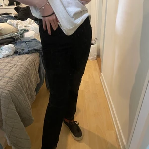 Manchester byxor - Svarta Manchester byxor från H&M. Midwaist. 