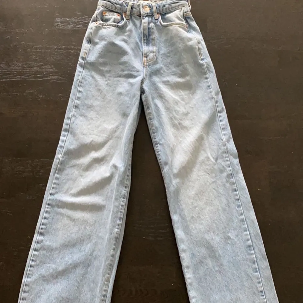 Säljer mina breda jeans från Gina tricot i storleken 34! (Ordinariepris 499kr)💞 köparen står för frakt! . Jeans & Byxor.