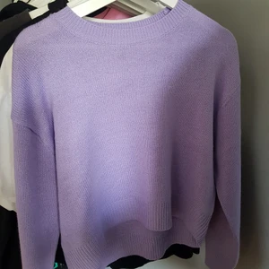 Lila stickad tröja - Bra skick använd 1 gång. Säljer för att den bara ligger och ej används. Är inte säker om dem hade fungerat att skicka med brev men kanske då hade fraktkostnaden blivit mycket mindre