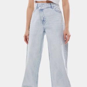 Asymmetriska baggy jeans - Oanvända jeans, originalpris 359 kr