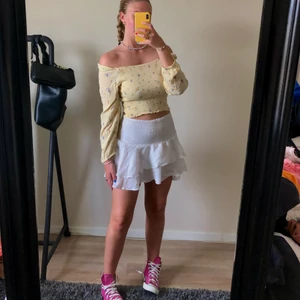 Gul sommarblus  - Sötaste sommartoppen!!!🥺✨går att ha off shoulder eller som vanligt 💛 aldrig använd  