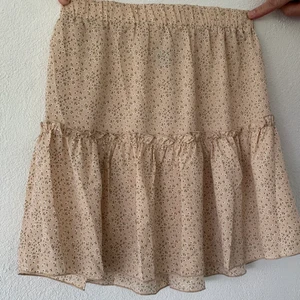 Sommarkjol  - Jättefin sommarkjol från SHEIN som tyvärr var för liten.. Såklart helt oanvänd! Själva kjolen är jättefint gjord och inget att klaga på! 50kr plus frakt:) Skriv för mer info och bilder🥰