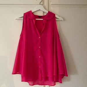 Blus från Kappahl  - Fin rosa blus från Kappahl i storlek 164. Använda ett fåtal gånger. Har en liten fläck från penna som visas på bilden. Köparen står för frakten. 