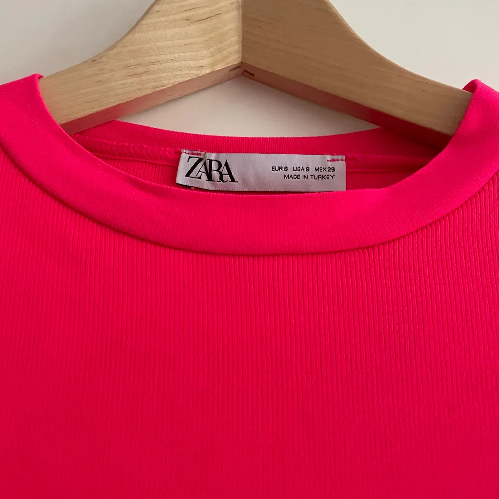 En neonrosa tshirtklänning från zara, asfin på sommaren när man e brun🦋💖. Klänningar.