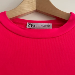 Zara klänning - En neonrosa tshirtklänning från zara, asfin på sommaren när man e brun🦋💖