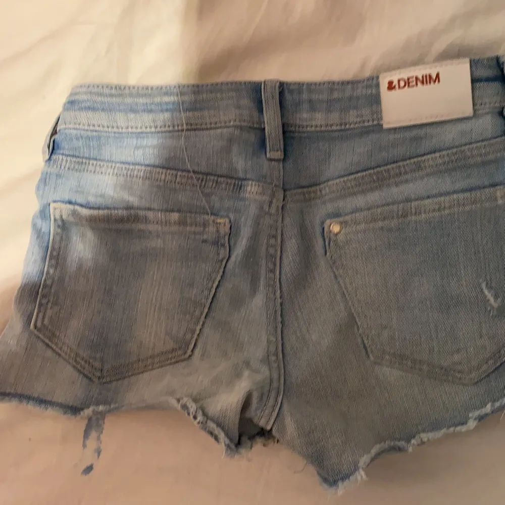 Fina jeansshorts ganska andvända men fortfarande jätte fina😌. Shorts.
