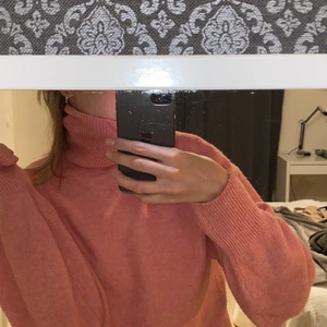 Stickad polo  - Så mysig stickad polo från HM storlek XS men sitter bra på mig som är 170 cm och normalt har S-M, men hade även passat större då den är lång i ärmarna och inte sitter tajt. Säljer endast vid bra bud då det är världens mysigaste tröja som dessutom är slutsåld! Färgen gör sig mest rättvis på bild 3!