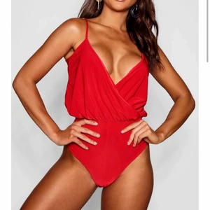 Wrap Bodysuit - Helt nyskick, aldrig använt. Säljer eftersom jag tycker den är alldeles för urringad men den sitter väldigt bra för mig som ofta bär S och är 173 cm. Väldigt snygg och skönt material. 