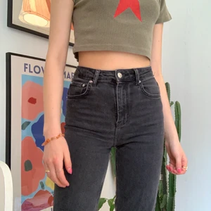 Svarta raka jeans - Säljer dessa svarta jeans från Gina i storlek 34. De är raka i benen och slutat på mig (som ör 1,73) en bit över foten. Ganska använda men hela och rena. Kontakta mig vid frågor!