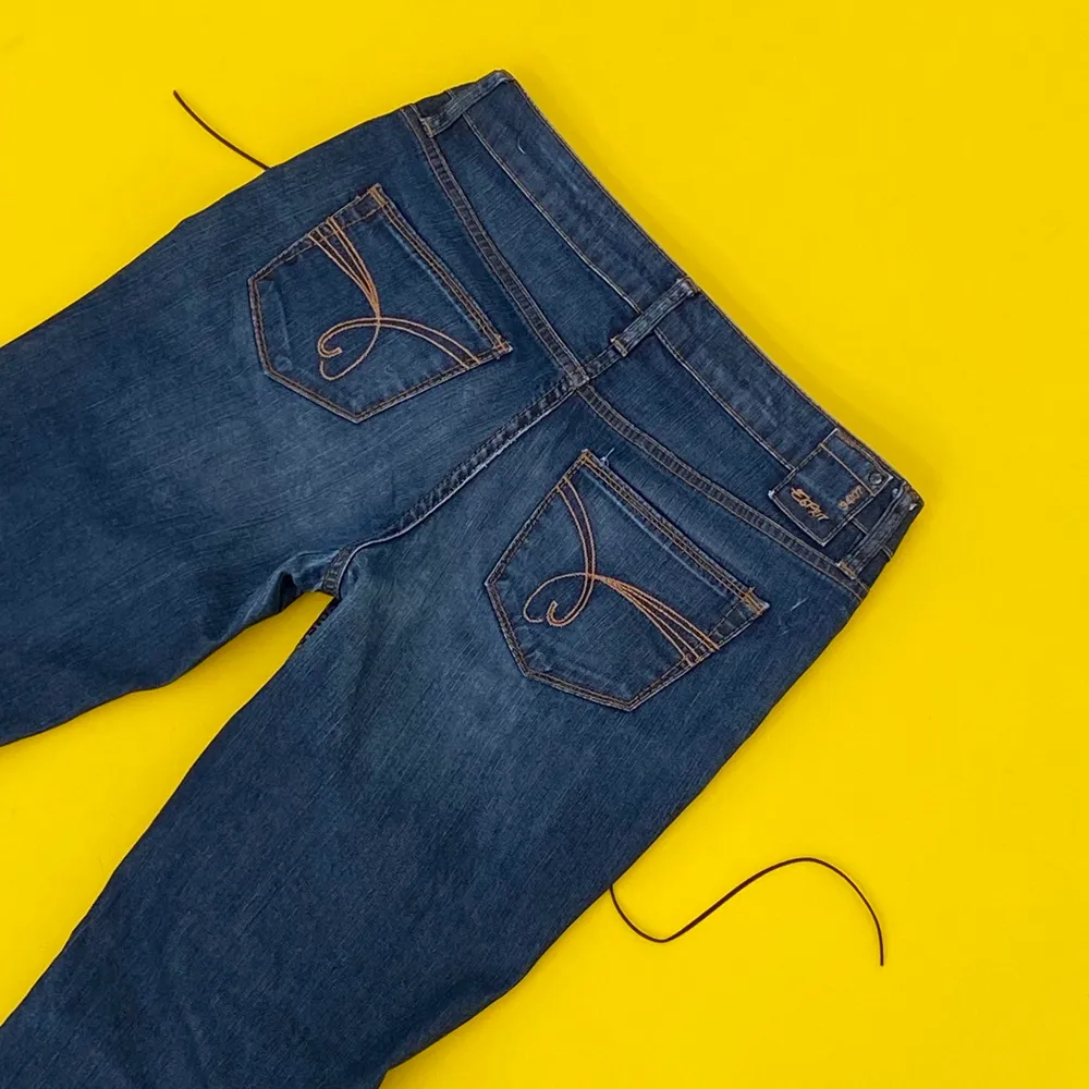 Esprit secondhand-jeans med svart snörning. Designade av Ezzie i samarbete med Ebba Martin.  (Shipping outside of Sweden costs extra, DM for further info). Jeans & Byxor.