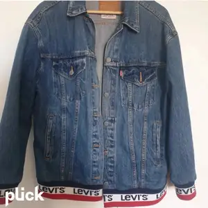 Säljer en jeans jacka från Levis i storlek S , men den är en oversize modell .