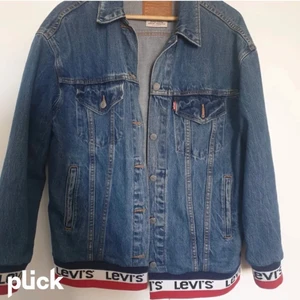 Levis jeans jacka  - Säljer en jeans jacka från Levis i storlek S , men den är en oversize modell .