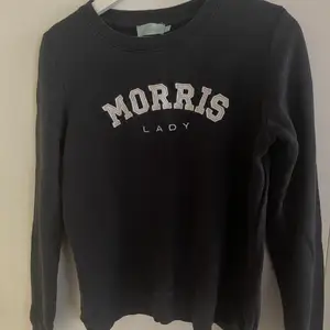 Mörkblå sweatshirt från Morris i storlek Xs.