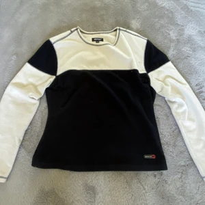 Fleece tröja :) - Detta är en fleece tröja som jag nästan aldirg använt och därav säljer jag den, den är väldigt bekväm och bra att ha om man ska åka skidor eller bara om det är kallt ute. Eller bara till vad som helst!