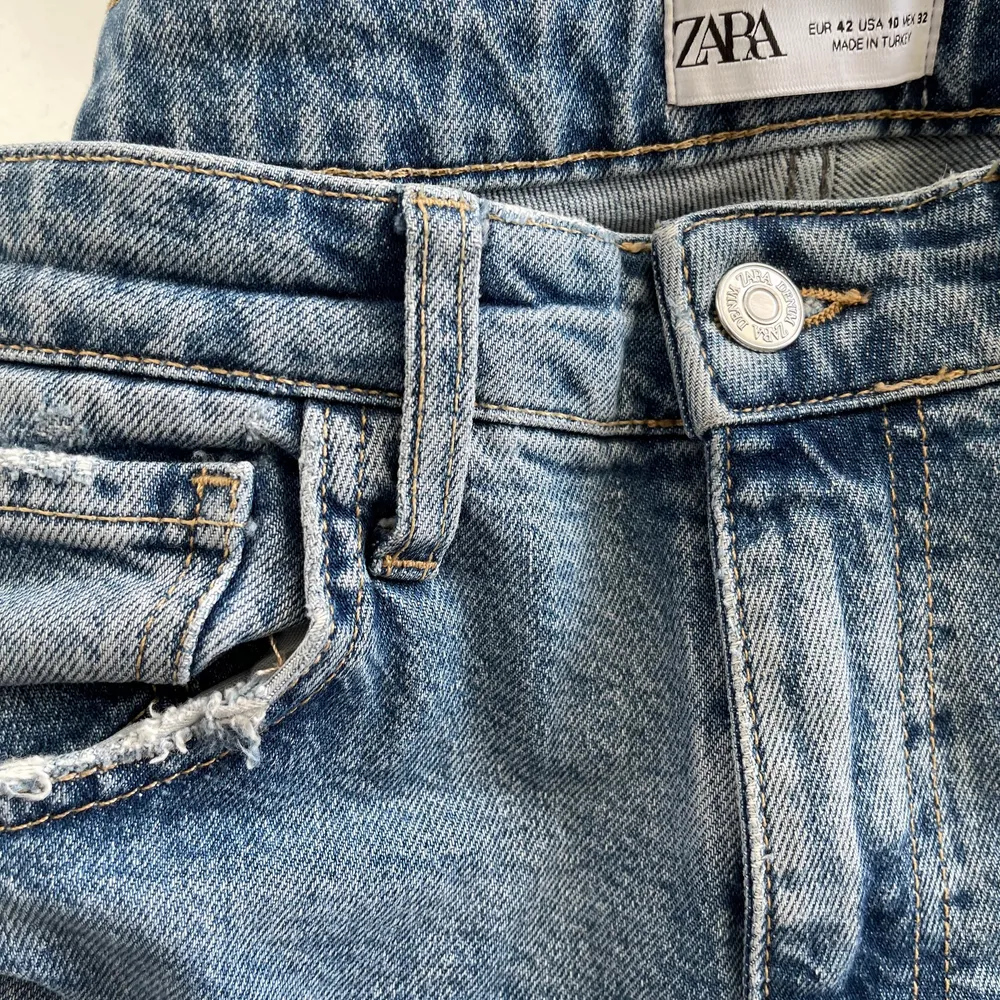 Supersnygga jeans från Zara, sköna och rörliga :) i toppskick. Jeans & Byxor.