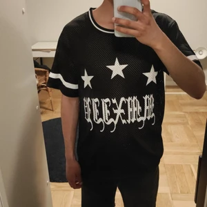 fet tshirt med tryck - sitter som M/L