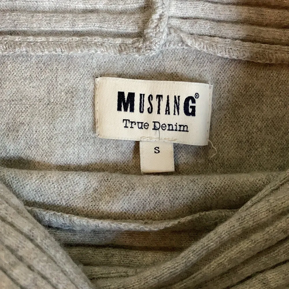 Grå tröja från Mustang, 70%cotton och 30%wool, väldigt mjuk . Tröjor & Koftor.