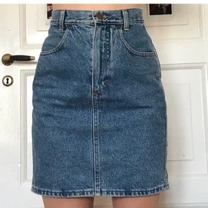 Vintage Jeanskjol storlek S💜 - Säljer denna fina kjolen som jag köpt här på plick.💜 Tyvärr var den för liten för mig så den är endast testad! Frakten ingår inte men priset kan diskuteras!💜