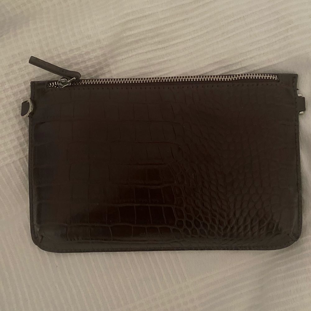 Skulle säga en fin plånbok som får in det mesta. Tycker det är fint om man ska ha de till specifika tillfällen och vilja ha sina grejer i. Märkte är Carin Wester och i väldigt fint skick . Accessoarer.