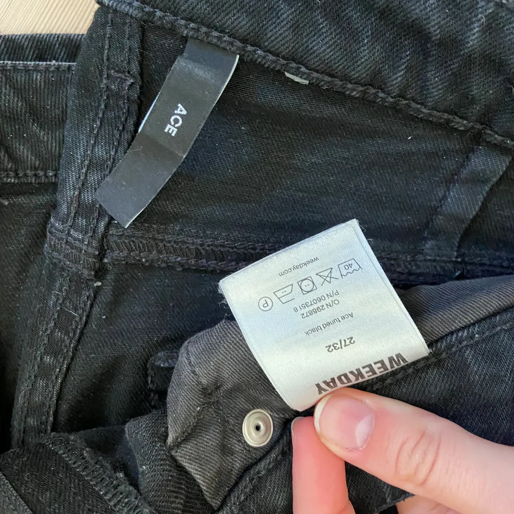 Jag säljer mina weekday jeans i modellen ACE, storlek 27/32. De har tyvärr blivit lite små på mig och även lite för korta för min smak, de är sparsamt använda och ser så gott som nya ut! . Jeans & Byxor.