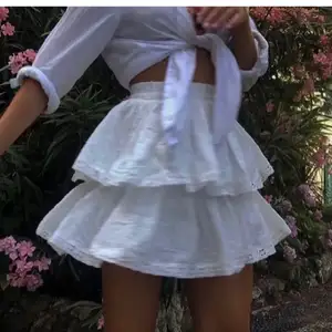 Säljer denna super gullig kjol från Linn Alhborgs kollektion med NAKD. Den är väldigt lik första bilden.Använd 1 gång och mycket bra skick. Passar XS-M. Om fler intresserade buda i kommentarerna❤️💗❤️