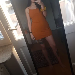 Klänning från weekday - Stretchig klänning i brunorange. Sparsamt använd!