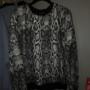 Mönstrad tröja från NAKD - Skön tröja från nakd i storlek M🌻 Är i bra skick🌷