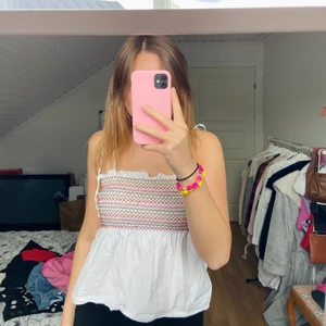 Sommar-topp - Söt topp med broderi, använd fåtal gånger! Storlek 36 men väldigt töjbar! 