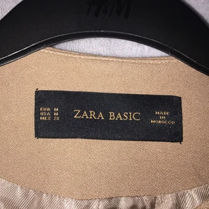 Zara basic kavaj - Fått i present och aldrig använt pga att de inte är min stil! Är i jättebra skick. Är i färgen bege/brun. Inga fickor utan finns bara för detaljen. Pris kan diskuteras vid behov 