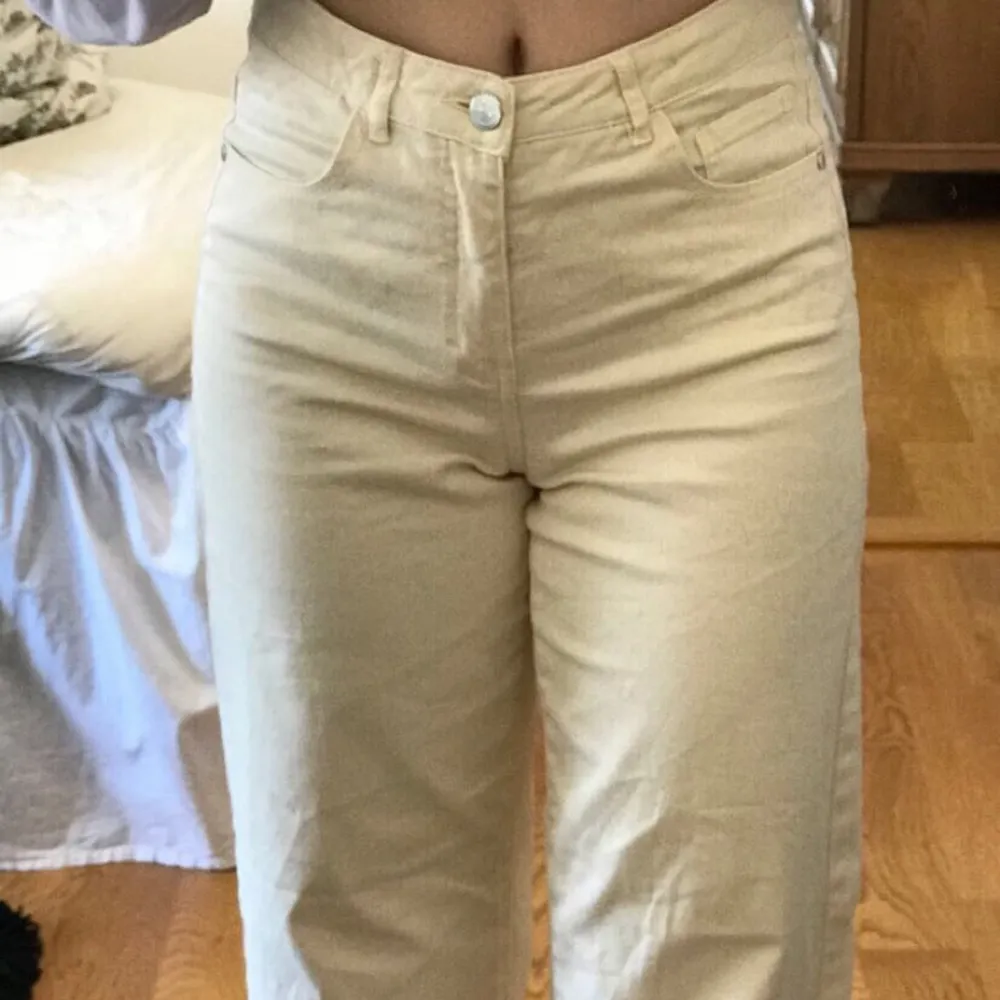 Snygga gula vida jeans! Storlek 170, skulle säga att de passar XS eller S. De är lite kortare i modellen. Väldigt fina skick och lite använda. Köpare står för frakten. 200kr+frakt. Jeans & Byxor.