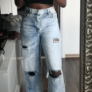 Byxor från Bershka  - Jätte fina "the 90's" byxor i storlek 38🤩 säljer dem för de har aldrig kommit till användning🌸 fraken ingår inte 