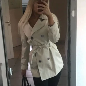 Kappa - Säljer den här fina beige kappan, köpte den här på plick, ser exakt ut som på bilden men kommer tyvärr inte till användning då det inte riktigt är min stil. Den är i ett bra skick. (Bilden är lånad från tjejen ja köpte den från) ❤️