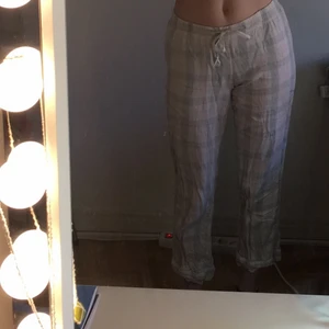 Pyjamas byxor - Pyjamas byxor, 100% bomull💕 Säljer för att jag har vuxit ur byxorna.   Pris: 40 kr