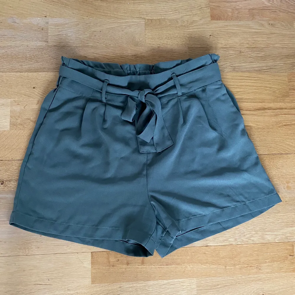 Jättefina gröna shorts i strl 40 men sitter som strl 38 eller 36!! Mest lik i färgen som på sista bilden! Shortsen är knappt använda pga för små och därför i superfint skick :). Shorts.
