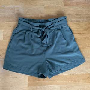 Jättefina gröna shorts i strl 40 men sitter som strl 38 eller 36!! Mest lik i färgen som på sista bilden! Shortsen är knappt använda pga för små och därför i superfint skick :)