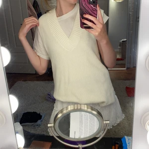 H&M väst storlek XS - Köpte för ett år sedan men bara använt en gång då jag tycker den är för lång, så den är nästan i ny skick.