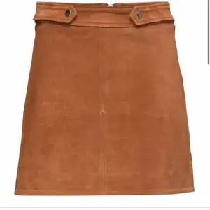 Måste tyvärr sälja den extremt snygga kjol från Ganni då den är förstor. Det är storlek 36 och den är normal i storleken. Nypris låg runt 1500-2000kr. Fråga gärna om fler bilder. 💗