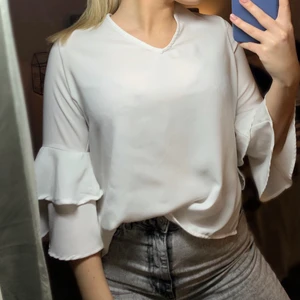 Blus - V-ringad blus från Vero Moda i storlek 36. Något stor i storlek!