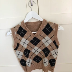 Väst - Västen är onesize men skulle säga att den är xs/s den är använd kanske 2 gånger och är i fint skick. Köparen står för frakten 