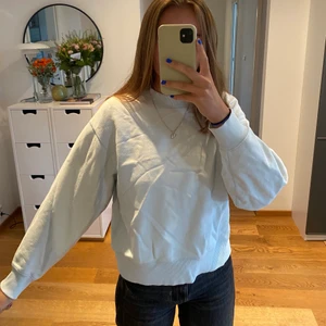 Collegetröja  - Så mysig ljusblå tröja! 🌸